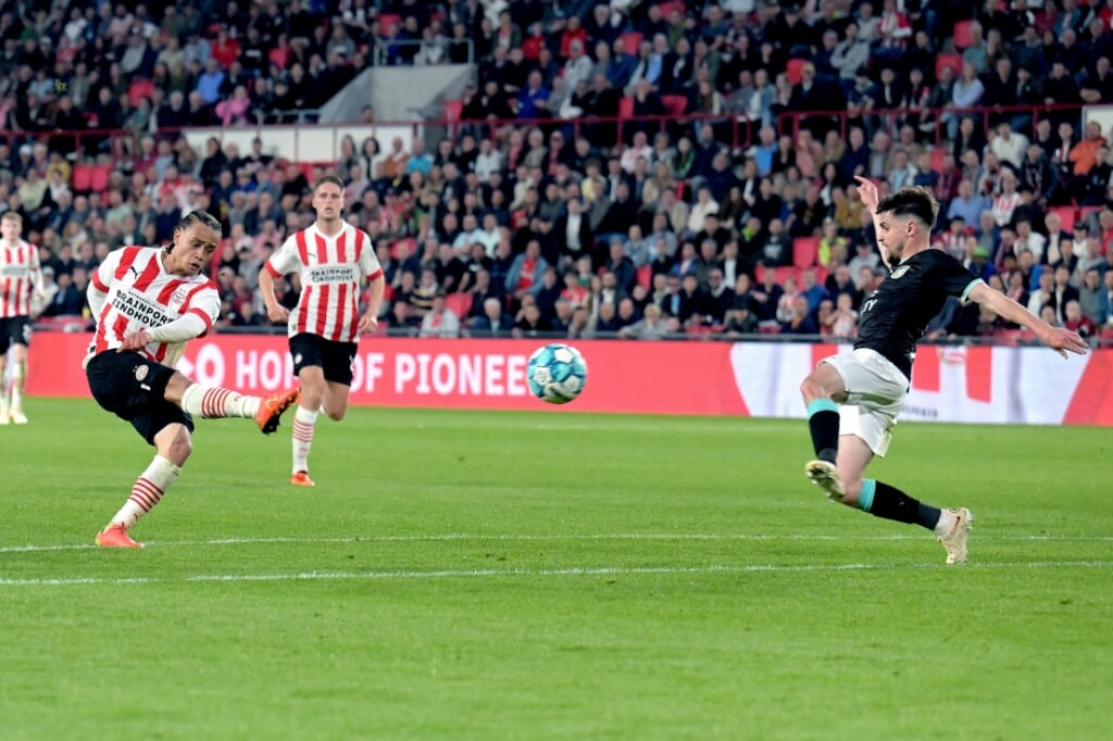 Xavi Simons scoort de bevrijdende 2-1 voor PSV.