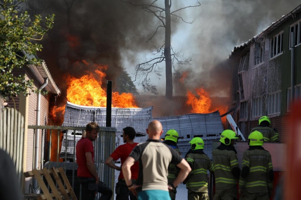 De brand gezien vanaf de open ruimte tussen de twee loodsen aan de Essenerweg. 