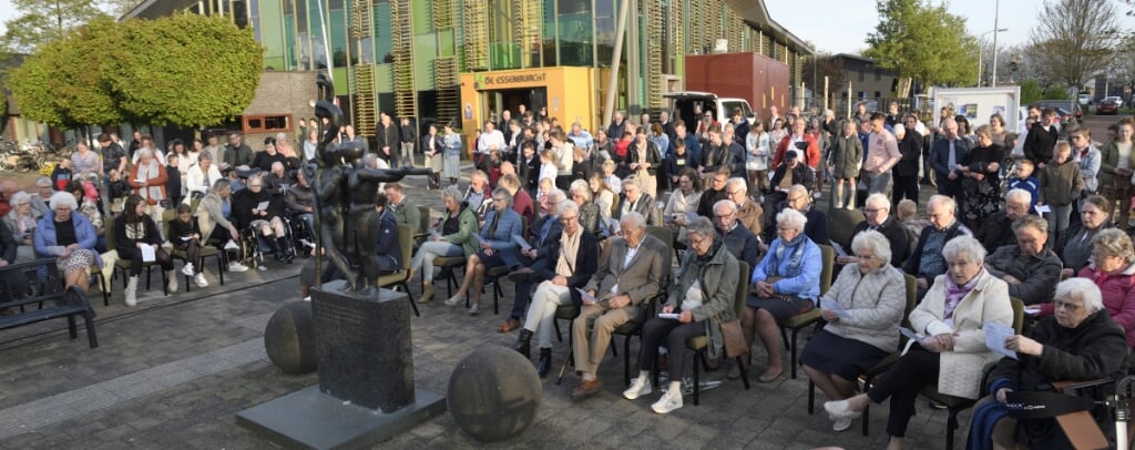 Ook de Dodenherdenking bij het oorlogsmonument bij kulturhus De Essenburcht in Kootwijkerbroek werd drukbezocht.