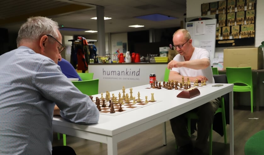 Robert Valk (rechts) doet een zet in zijn partij tegen Tom Boesten.