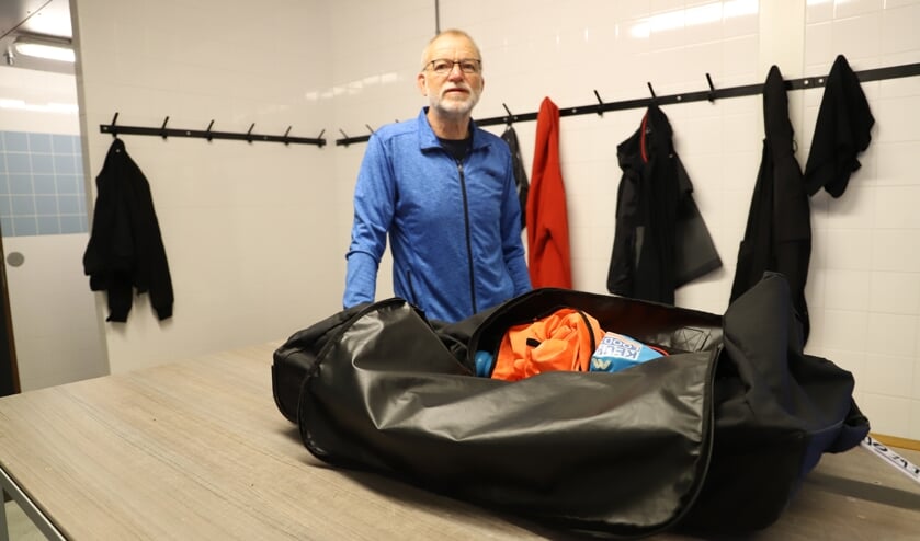 Piet Coevert in een kleedkamer: “Bij de senioren kunnen hier met de anderhalf meter maar zes man in.”