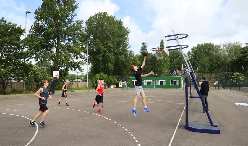 Bouncers JO18-2 traint op het asfaltveld van Vires in Gouda. (tekst en foto: Erik van Leeuwen)