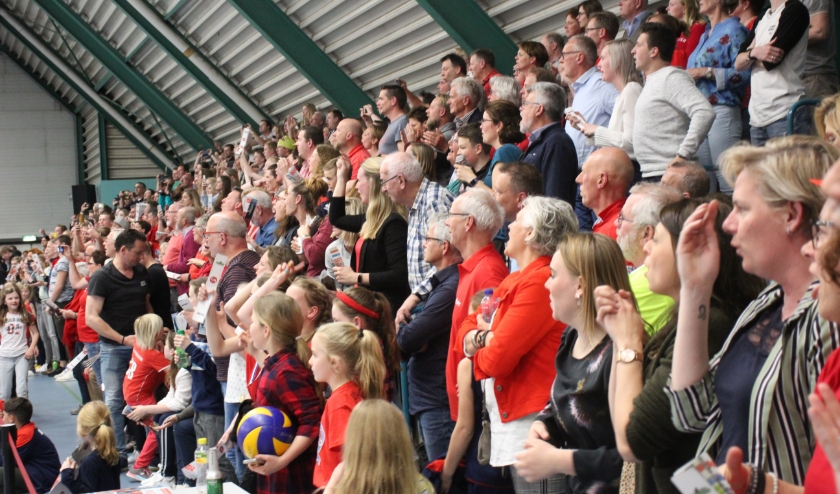 De kampioenswedstrijd van ZVH in de eerste divisie in 2019. Een volle bak met achthonderd man en vrouw op de tribunes in Swanla.
