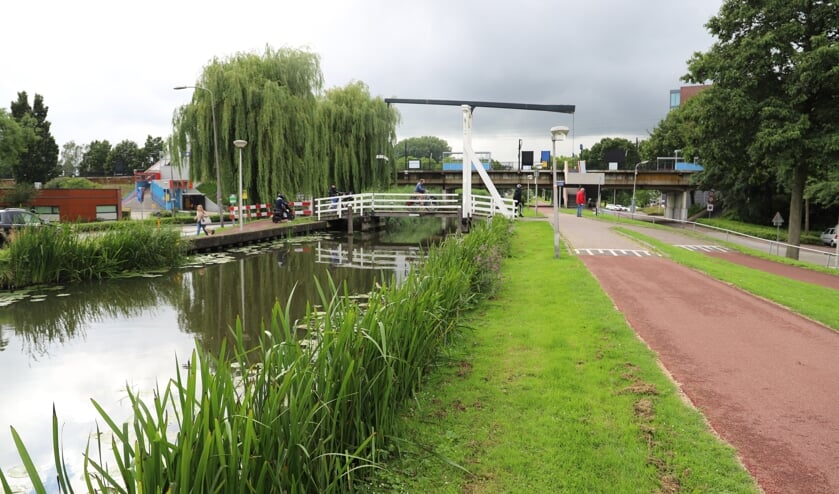 Er is iets vreemds aan de Oranje Brug: de brug is hoofdzakelijk wit.