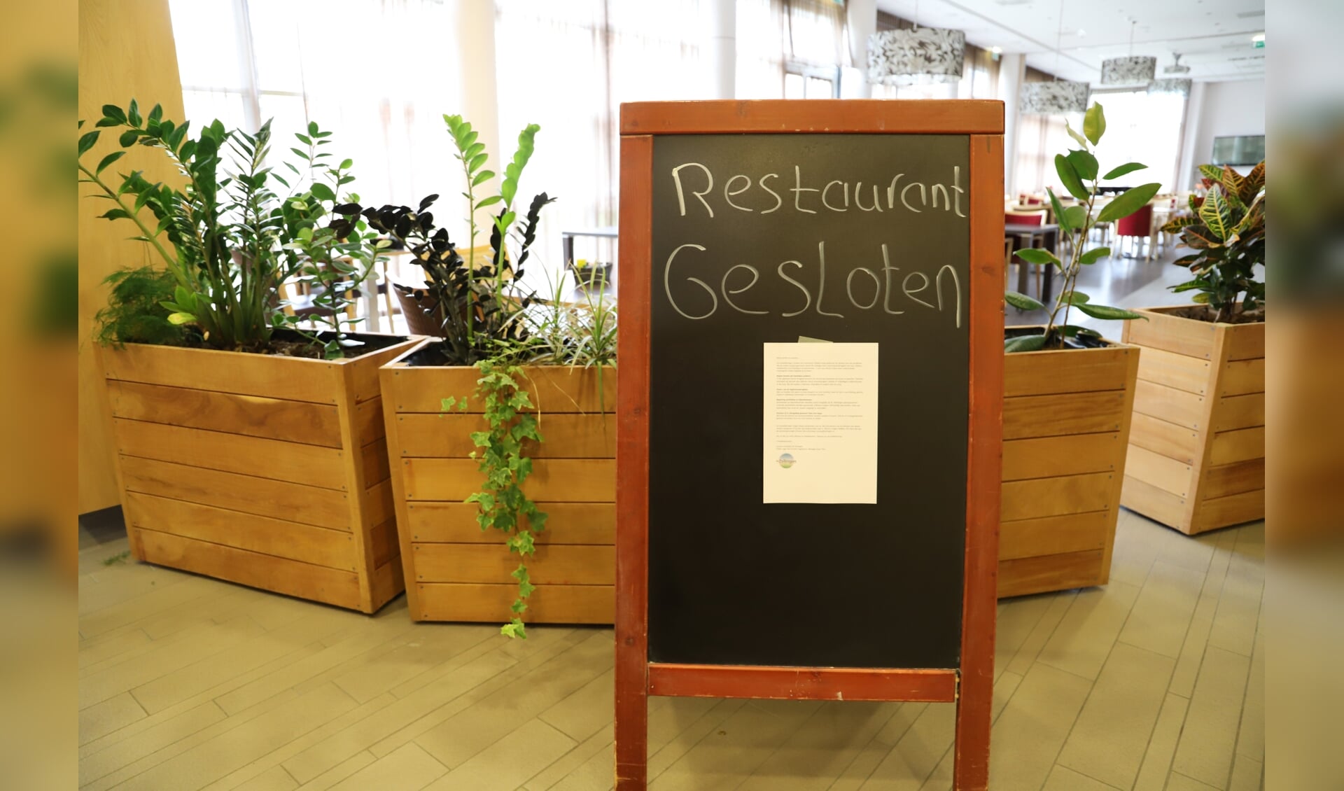 In het restaurant van zorgcentrum De Meander wordt niet meer samen gegeten. 