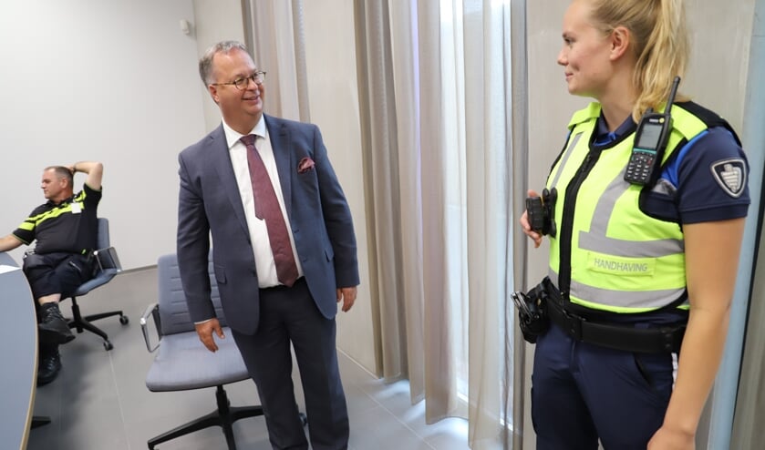 Burgemeester Weber krijgt van boa Kirsten van Leeuwen uitleg over de bodycam.