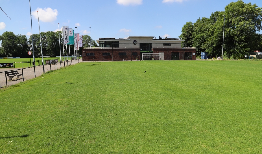De geplande locatie waar de hybride sporthal moet komen.