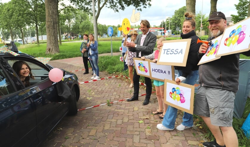 Tessa de Groot werd verlegen van al het applaus dat haar ten deel viel aan de Hoofdweg-Zuid.