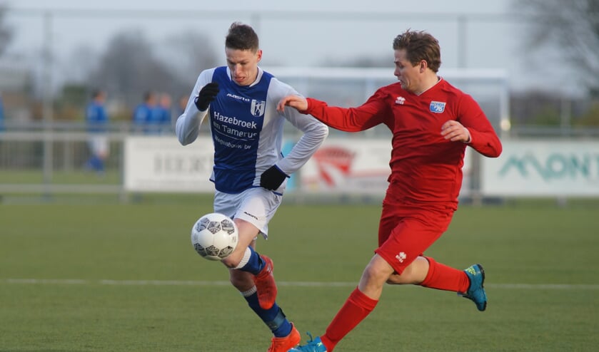 Tim Koorevaar snelt langs een verdediger van Rohda76. (foto: Stef Hoogendijk)