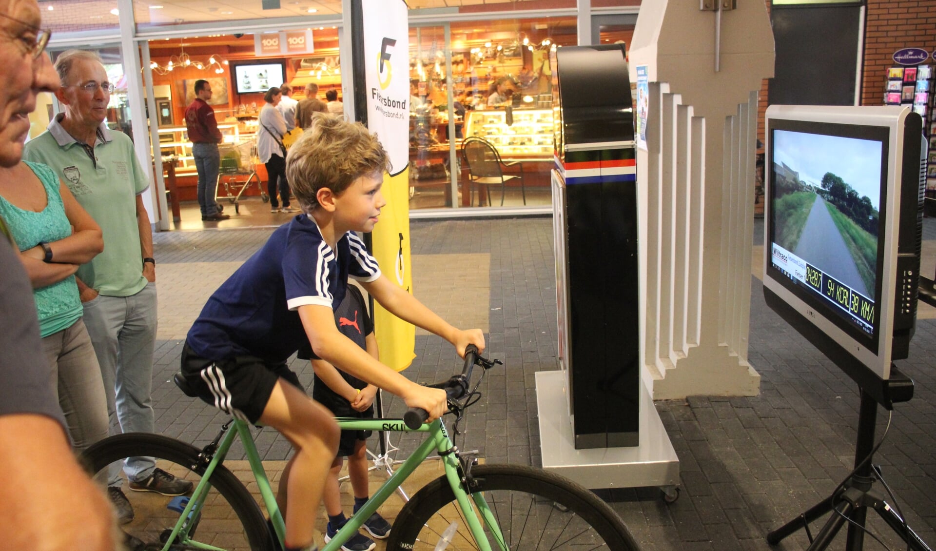 Stilstaand een stukje door Nieuwerkerk fietsen kon met de simulator van Fietsersbond Zuidplas. (foto en tekst: Erik van Leeuwen)