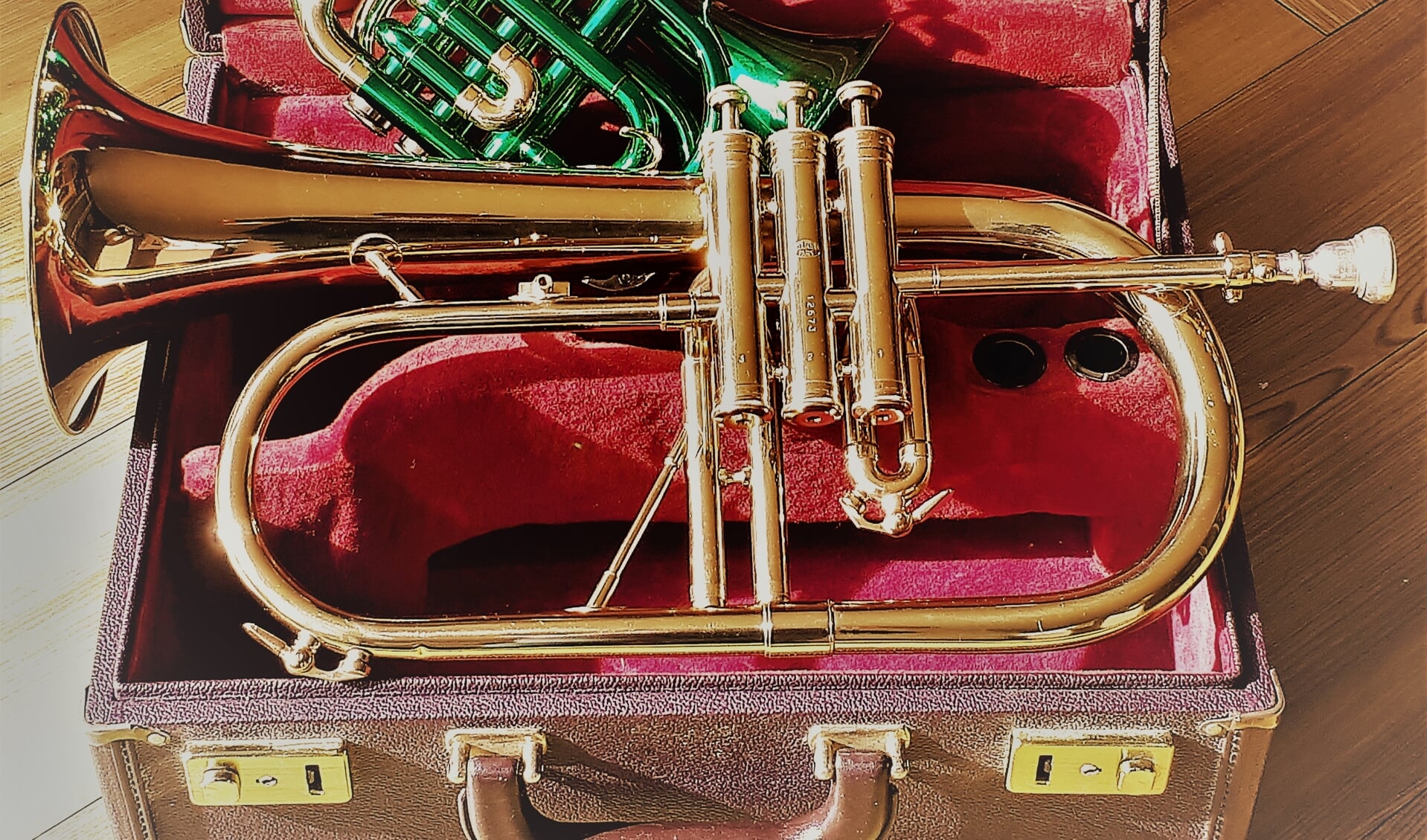 Er zijn enkele instrumenten aanwezig voor wie mee wil spelen met de brassband.
