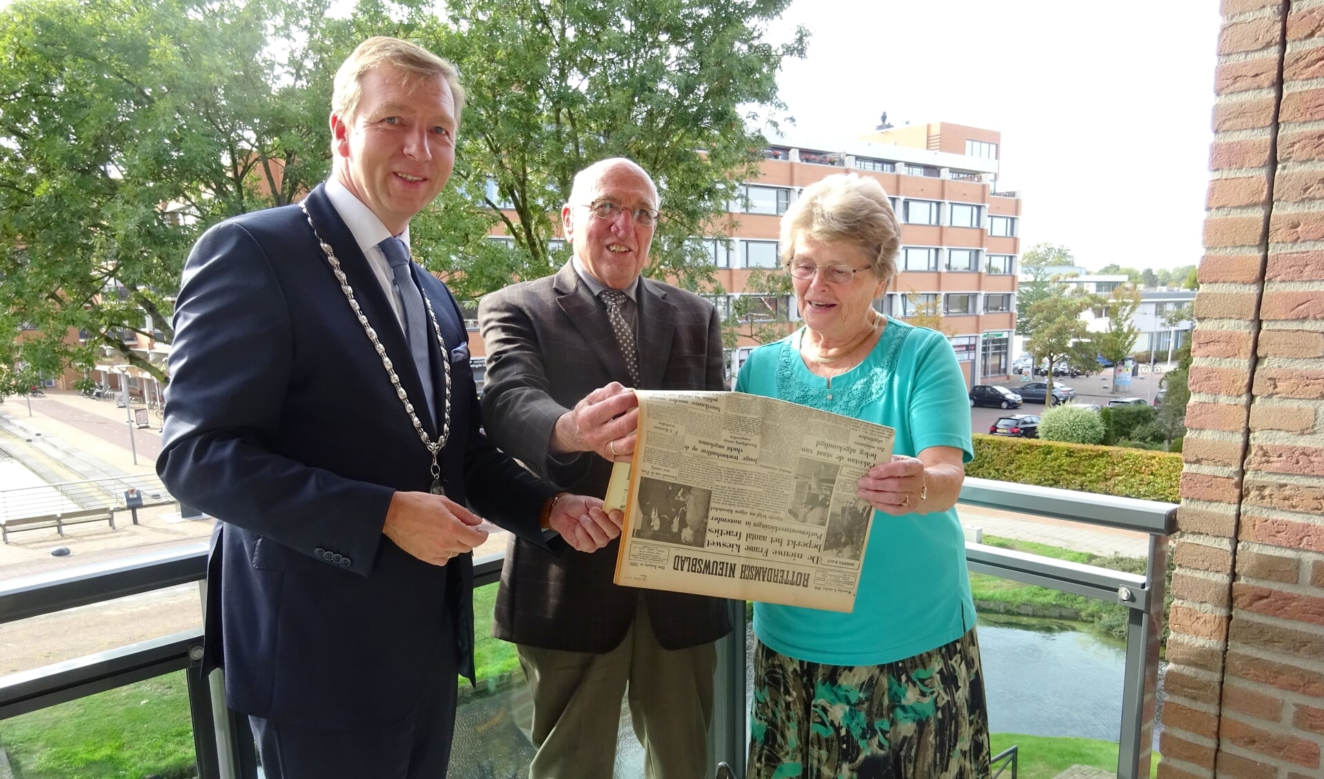 De krant die verscheen op hun trouwdag, was een van de cadeau's die het paar kreeg. Ook de felicitaties van de burgemeester ontbraken niet.