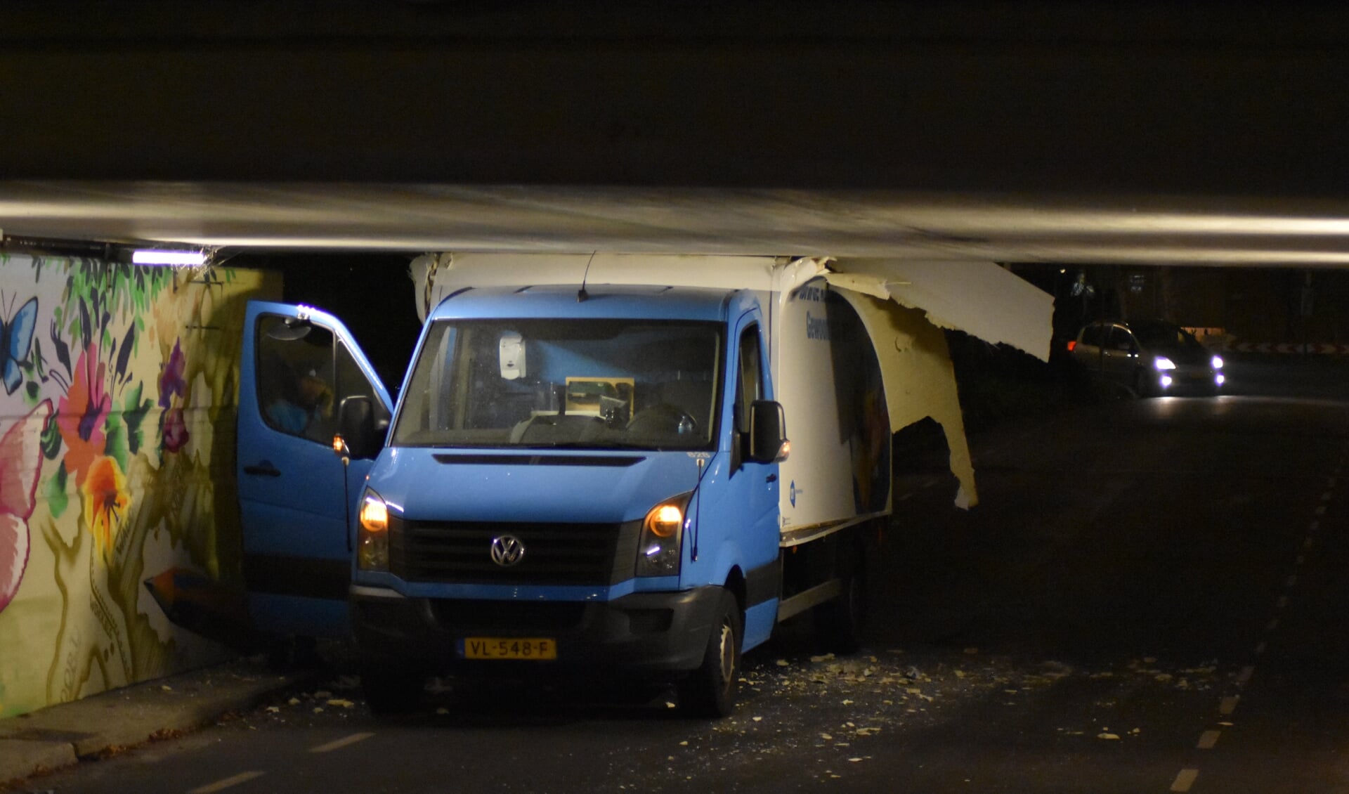 Deze bestelbus was te hoog voor het viaduct aan de Staringlaan.(foto: Rens den Oude/112.hm.nl)