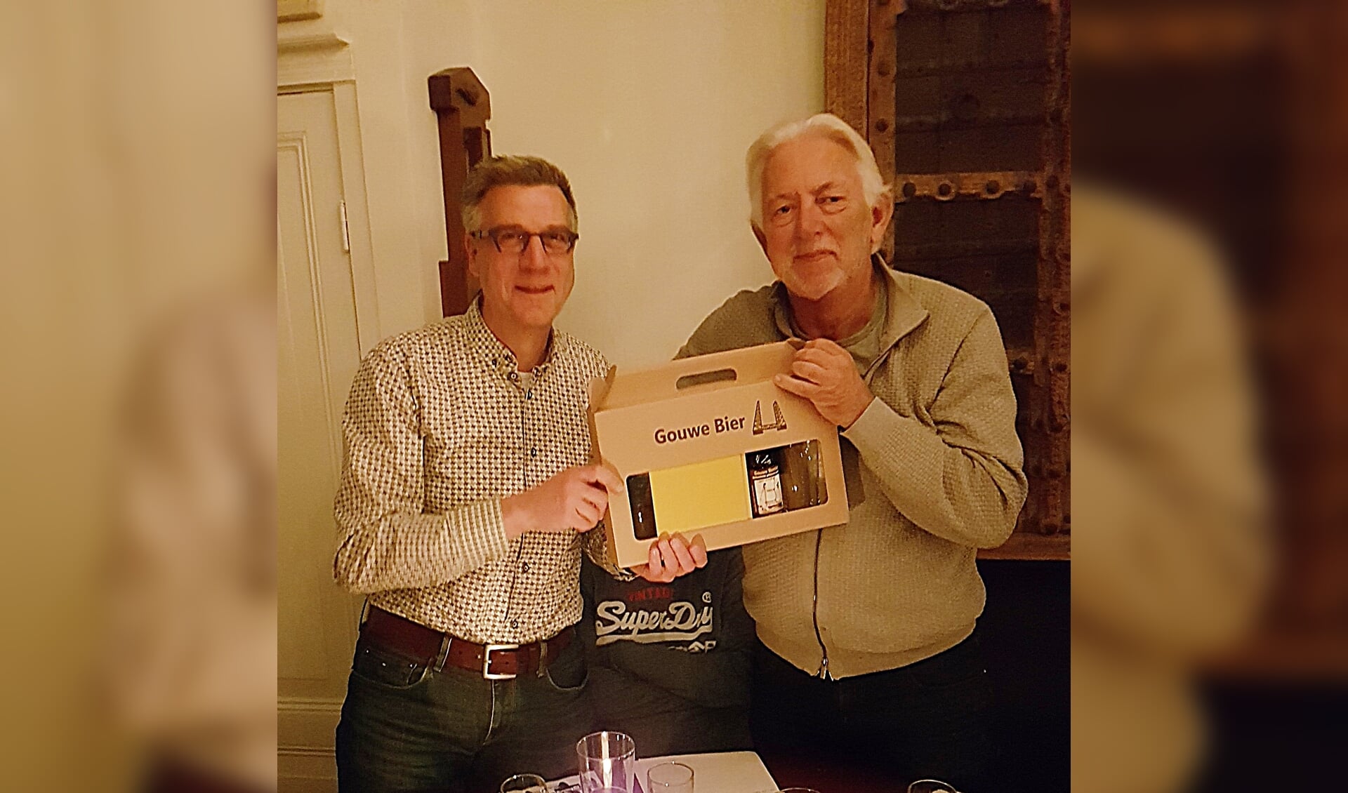 Kees Vos (links) kreeg bij zijn afscheid een cadeautje.