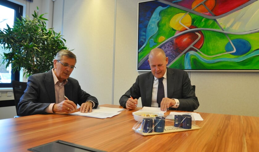 Voorzitter Rinus Bosman van stichting Hospice-Elim en wethouder Jan Hordijk zijn respectievelijk 'dankbaar' en 'blij' met de voortgang van het project.