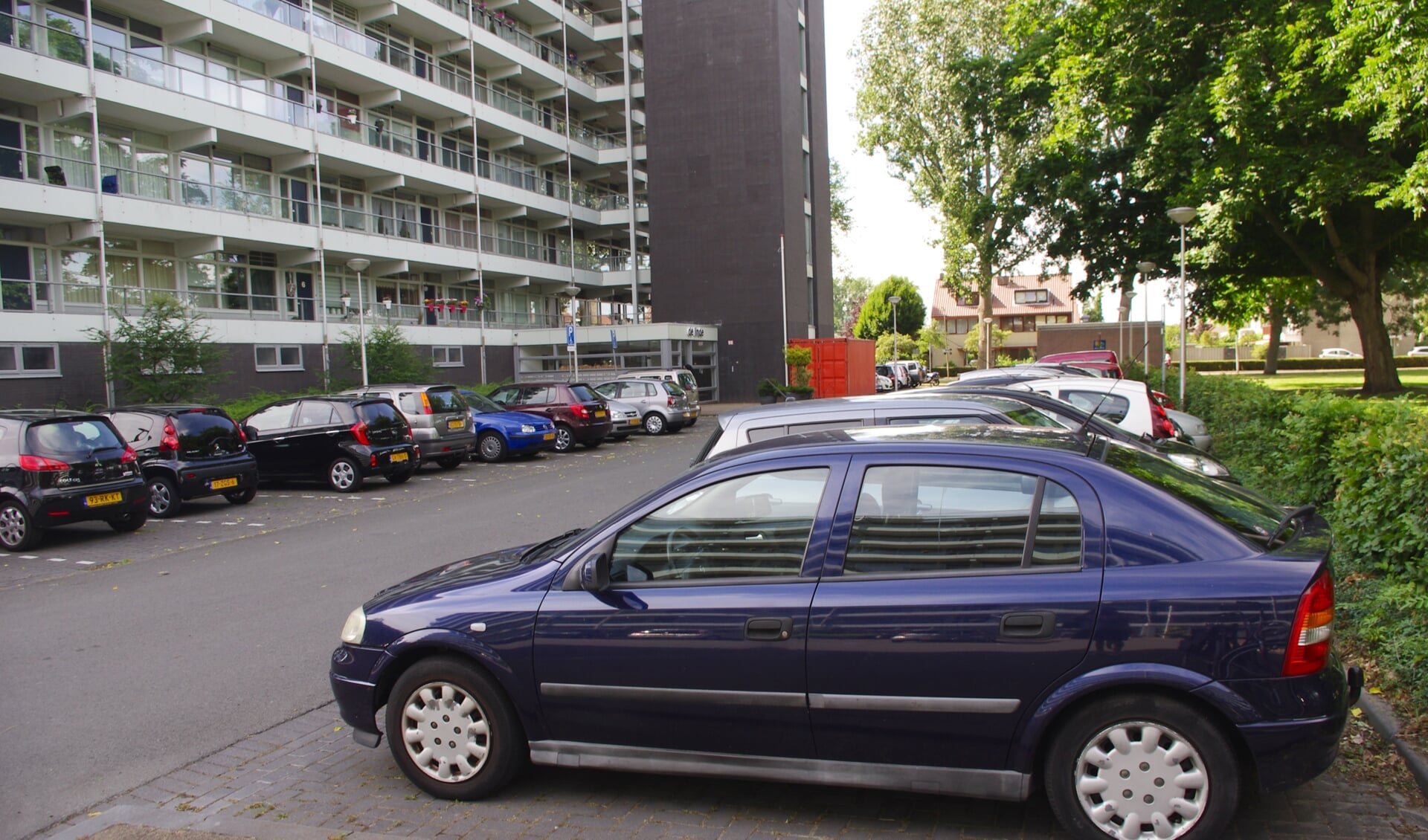 Op drukke momenten zoeken autogebruikers bij de flats De Linde en De Els naar een parkeerplaats.