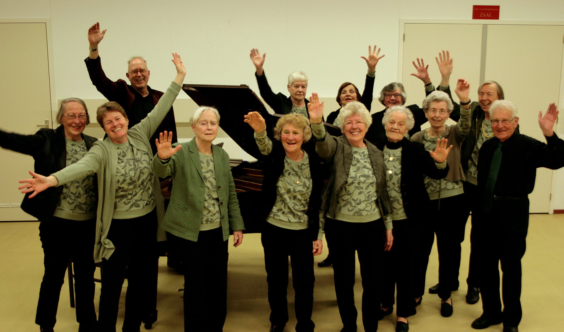 Elf dames en één heer vormen het nieuwe zangkoor Chanthee, dat op piano begeleid wordt door Jos Vlietstra.(foto: pr)