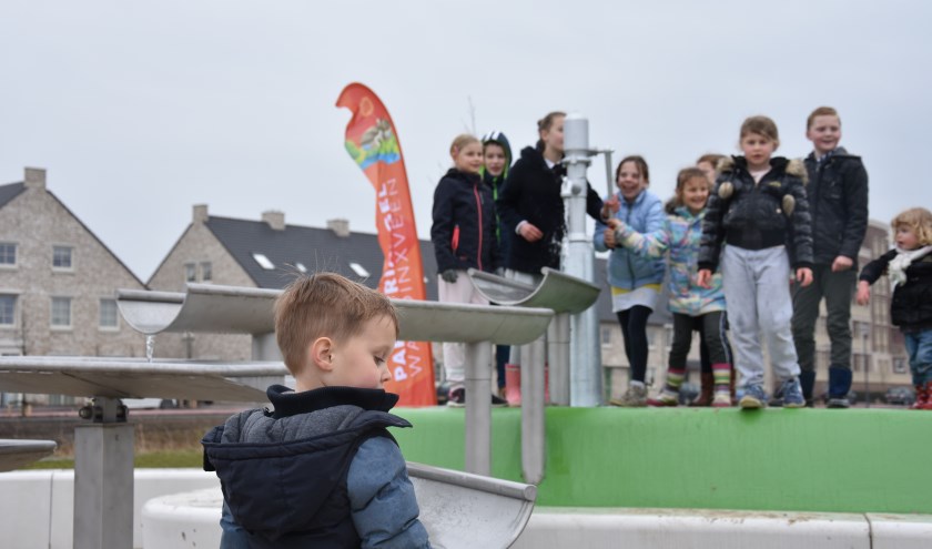 De waterspeelplaats op het parkeiland werd geopend.