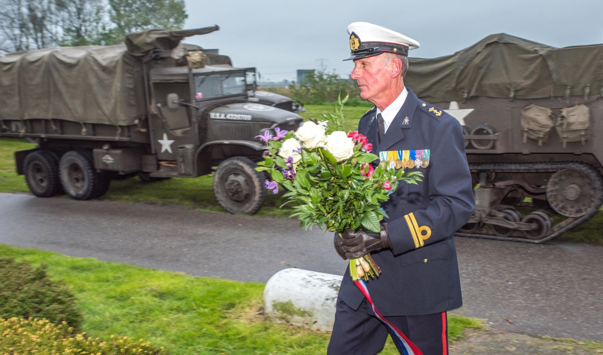 Oud-marinier Leen Slappendel legde bloemen bij het monument ter nagedachtenis aan de gebeurtenissen in 1945.