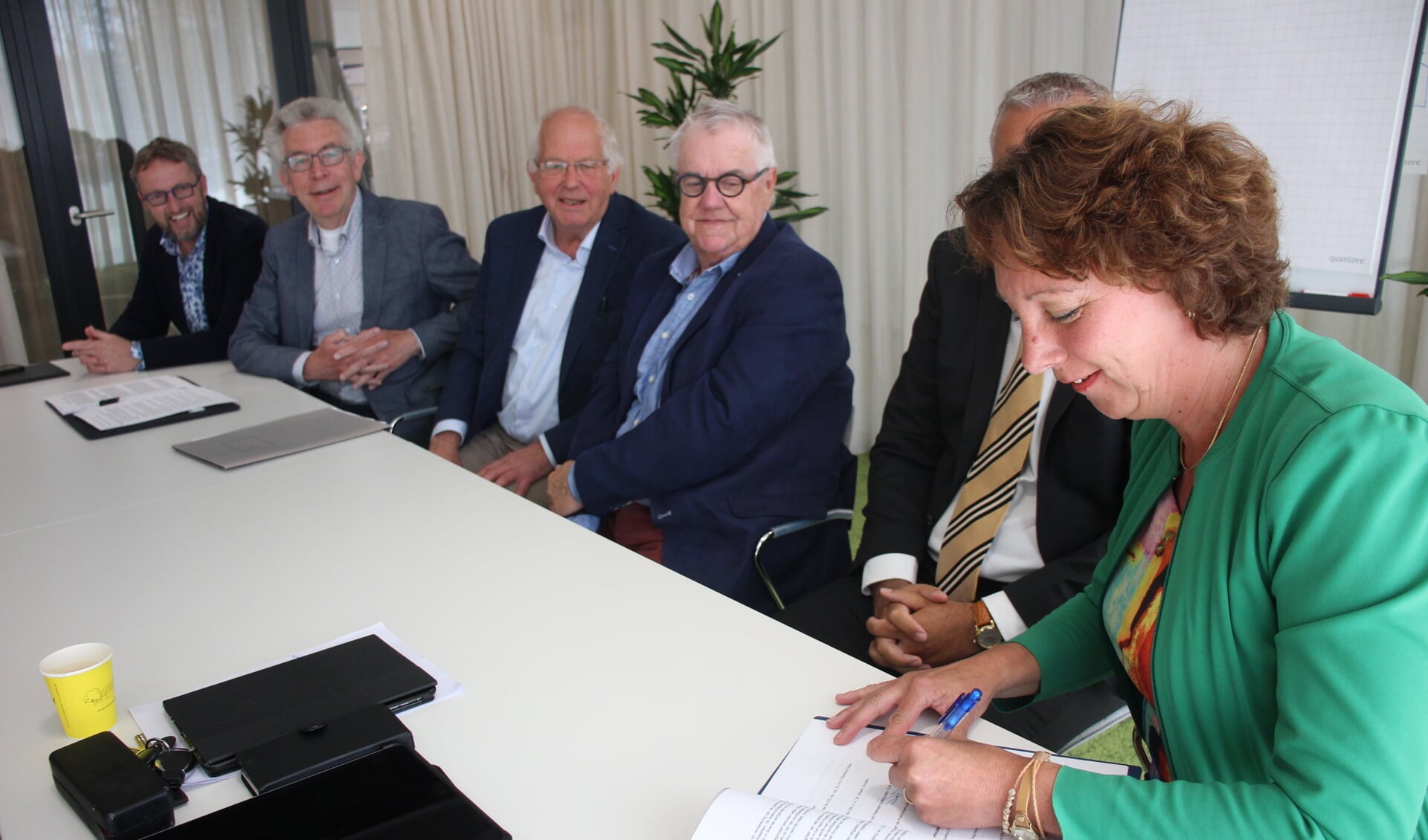 Ondertekening van het coalitieakkoord door Silvia Vink van WeWa. (tekst en foto: Erik van Leeuwen)