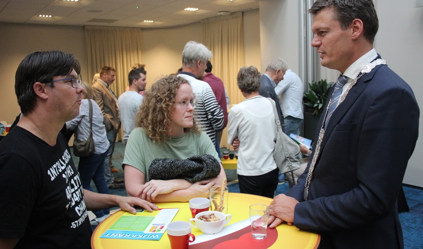 Burgemeester Nieuwenhuis maakte kennis met de nieuwe inwoners van Waddinxveen.
