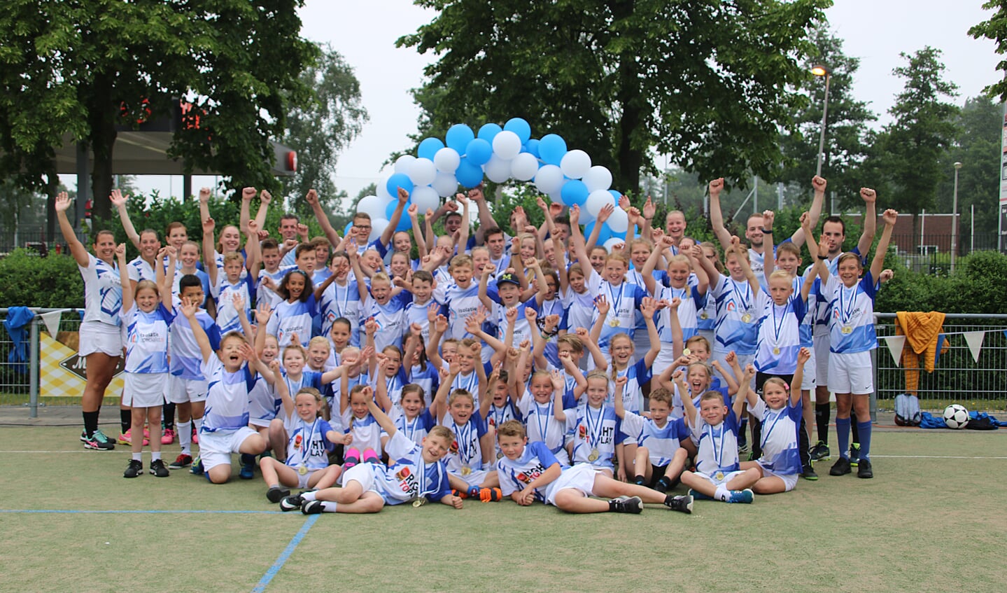 Een veld vol kampioenen bij Korbis; 11 teams werden gehuldigd.(foto: pr)