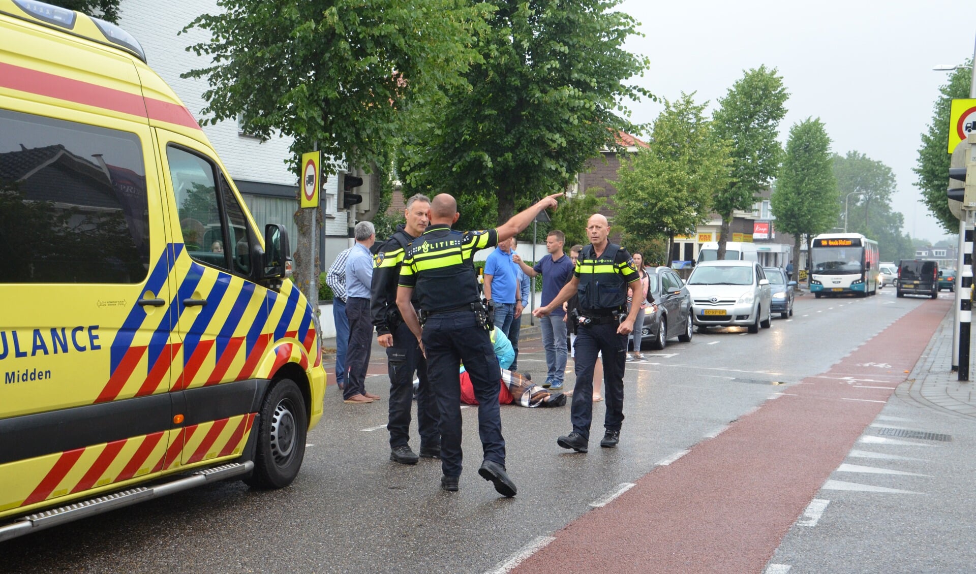 Een aanrijding bij de Stationsstraat/Kanaalstraat. (foto: Rob de Jong/112hm.nl)