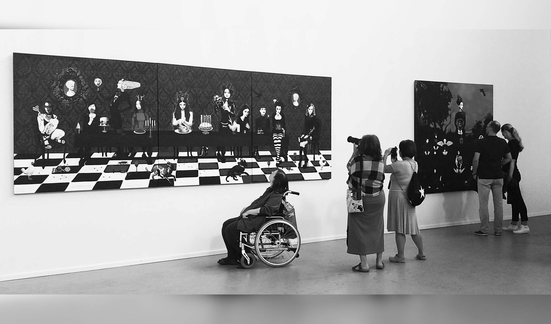 Bezoekers aan de tentoonstelling willen het werk van Birgitta Sundström Jansdotter van zo dichtbij mogelijk bekijken.