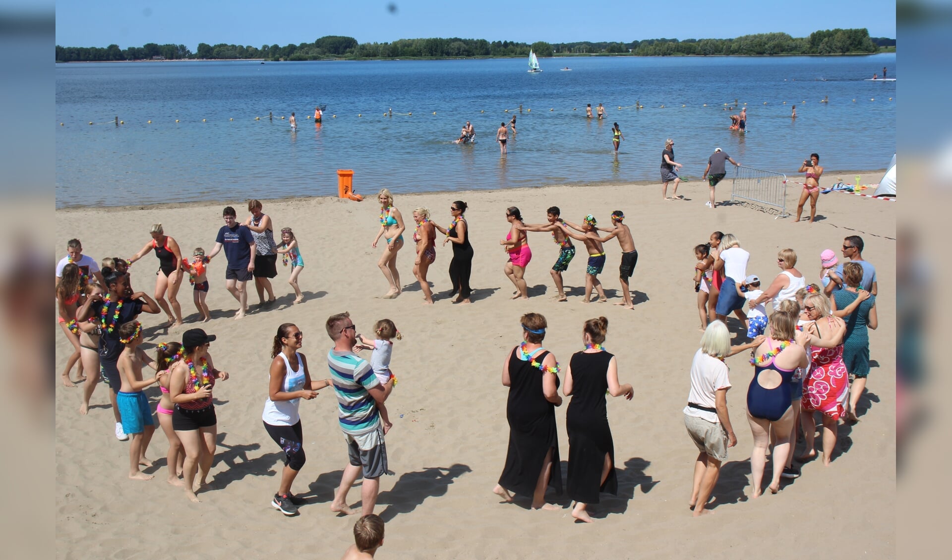 Op de vrolijke klanken van salsamuziek werden de deelnemers op het strand alvast in de stemming gebracht.(foto en tekst: Erik van Leeuwen)