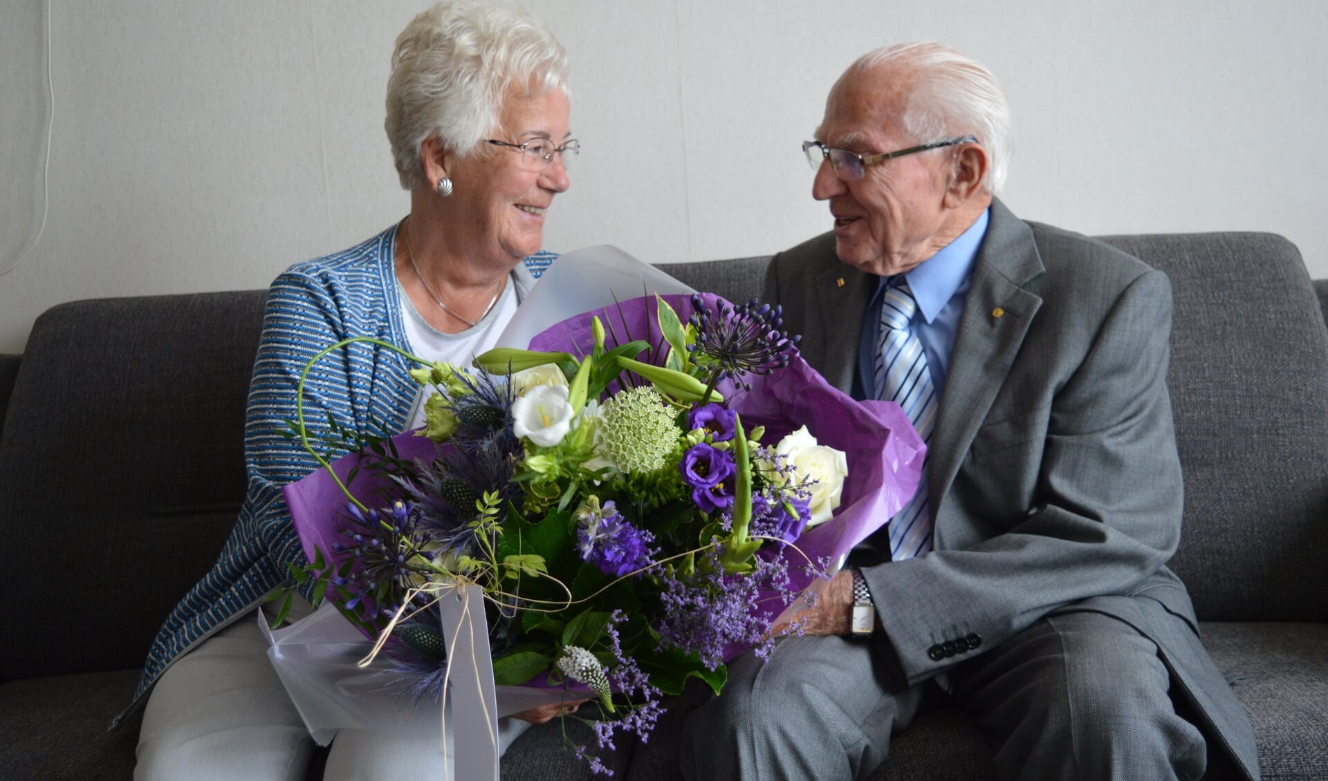 Het echtpaar Heemskerk ontving een bos bloemen van burgemeester Nieuwenhuis.