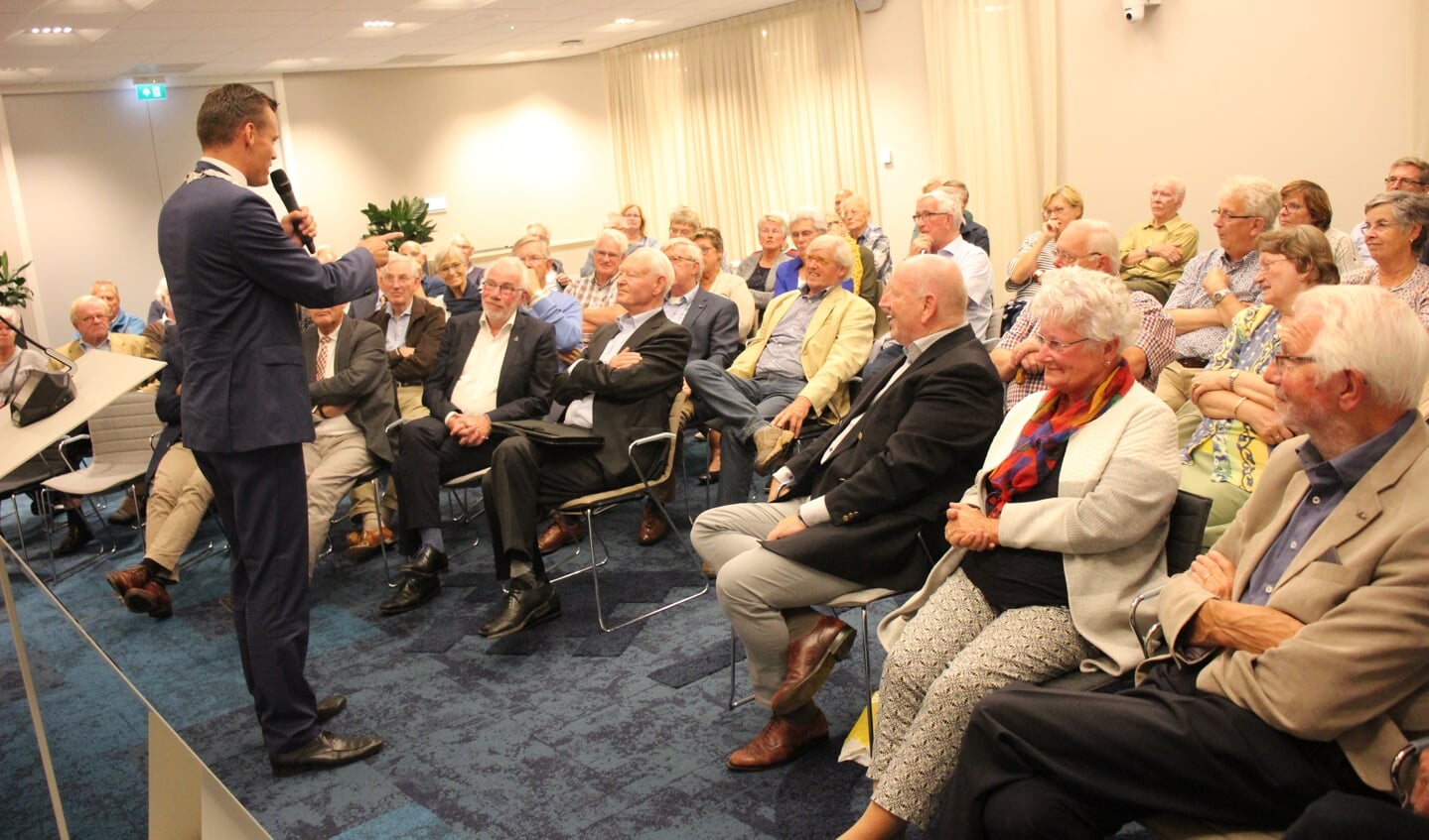 In een volle raadzaal leidde burgemeester Evert Jan Nieuwenhuis het symposium.