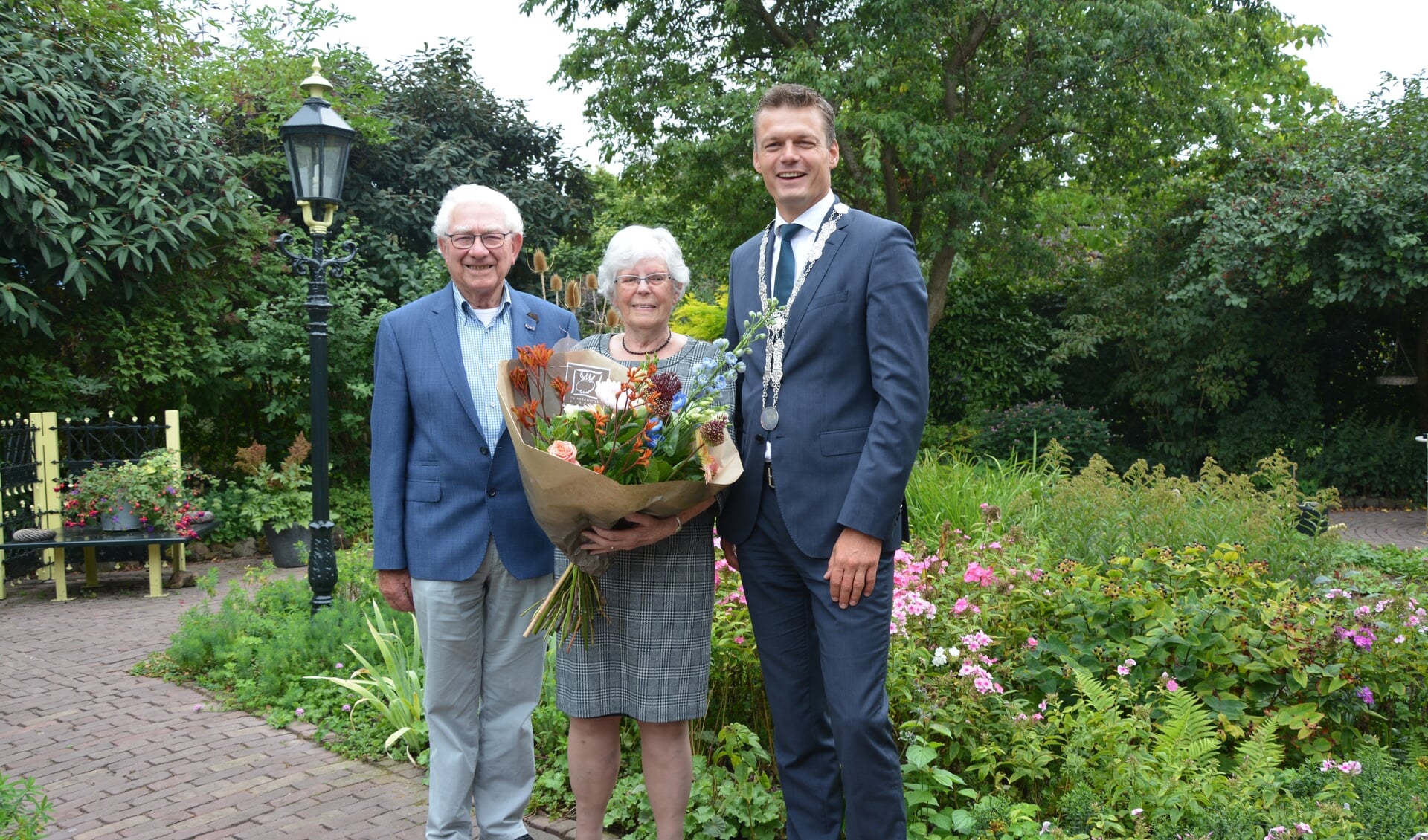 Echtpaar De Hek werd door burgemeester Nieuwenhuis gefeliciteerd met hun 60-jarig huwelijk. 