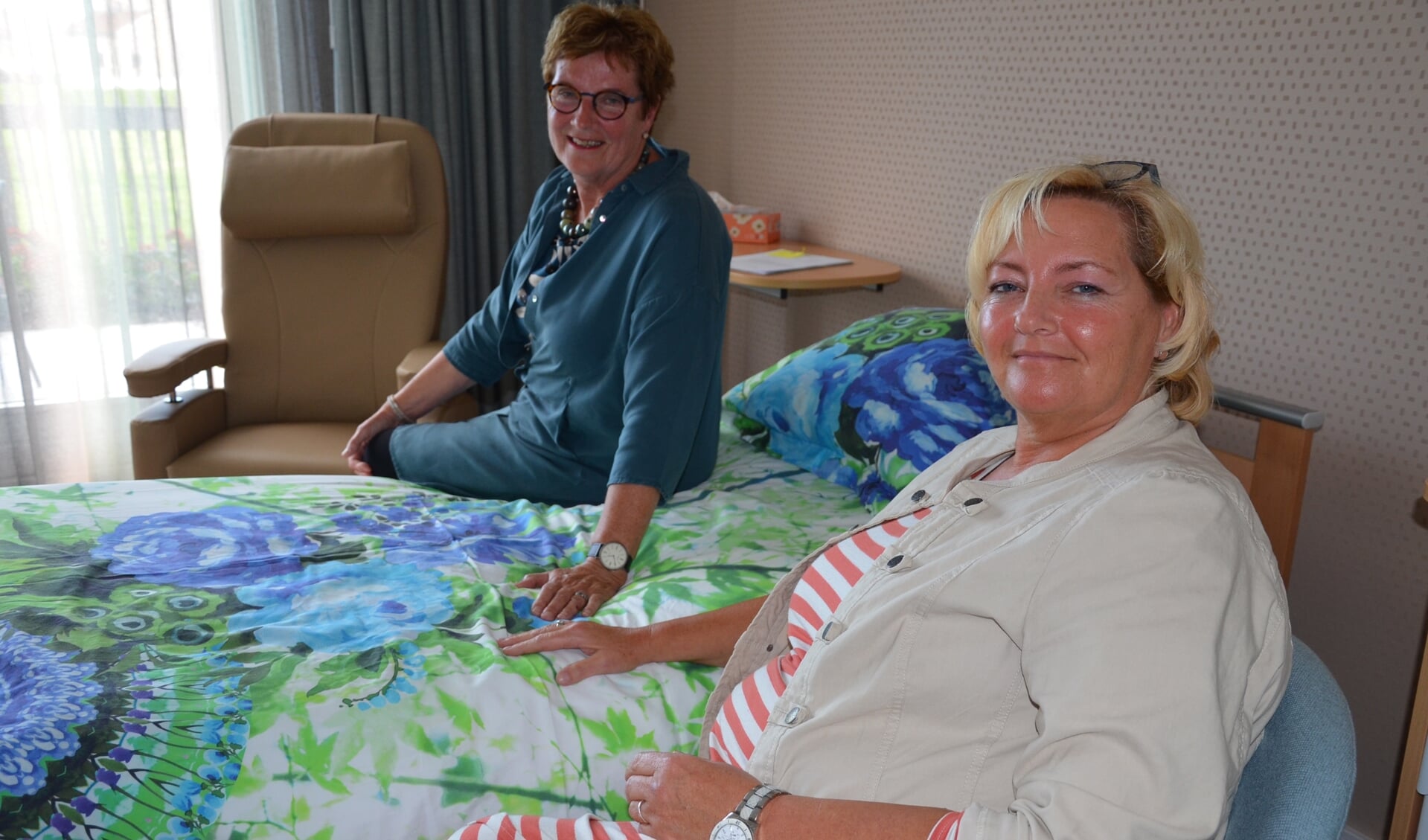 Marja de Waal (links) en Jeanette Leeflang werken als zorgvrijwilliger in de hospice. (tekst en foto: Nicole Lamers)