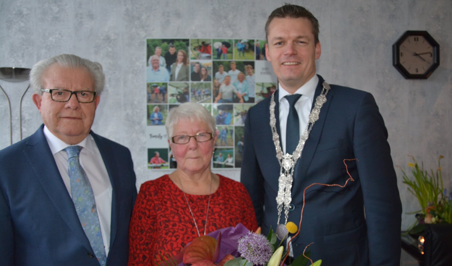 Het echtpaar Van der Bas werd door de burgemeester gefeliciteerd. (foto en tekst: Ruud Groot)
