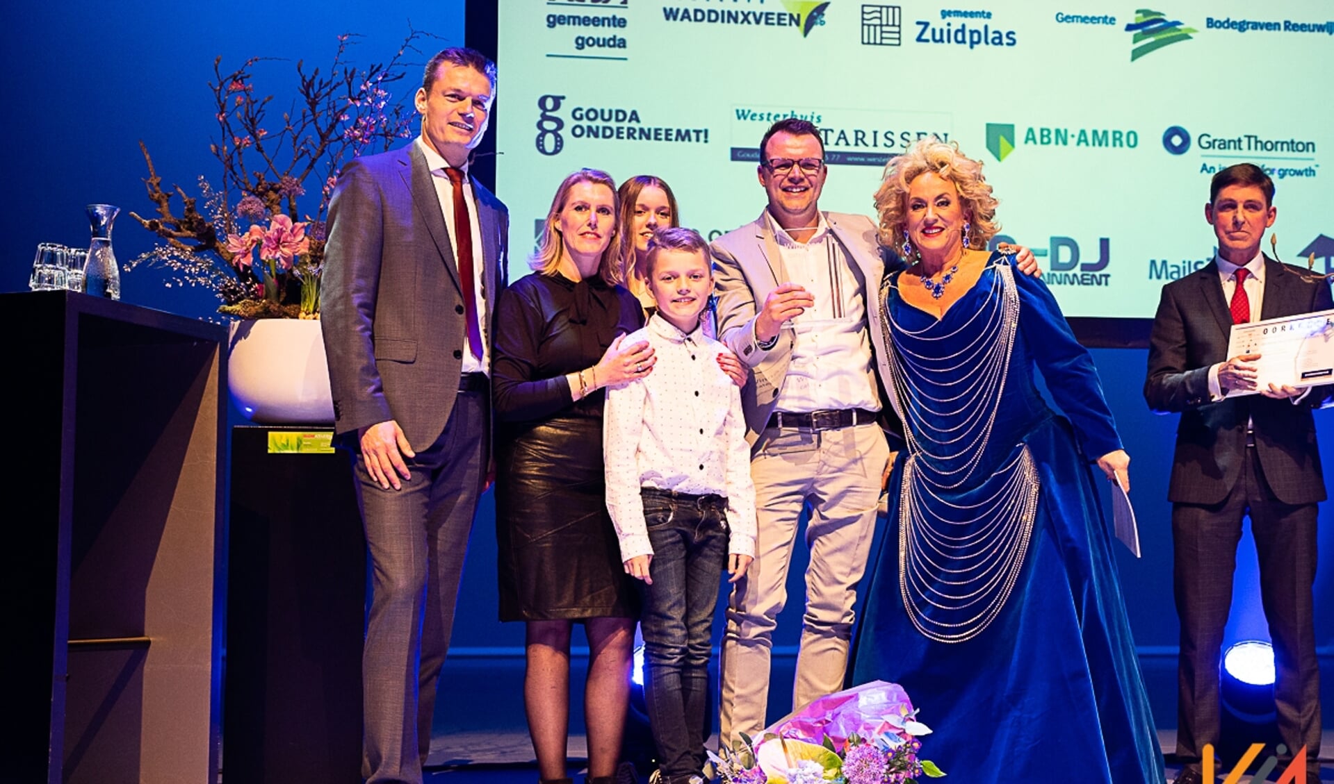 Burgemeester Evert Jan Nieuwenhuis met de winnaars en rechts Karin Bloemen.  (foto: John Roeland Fotografie)