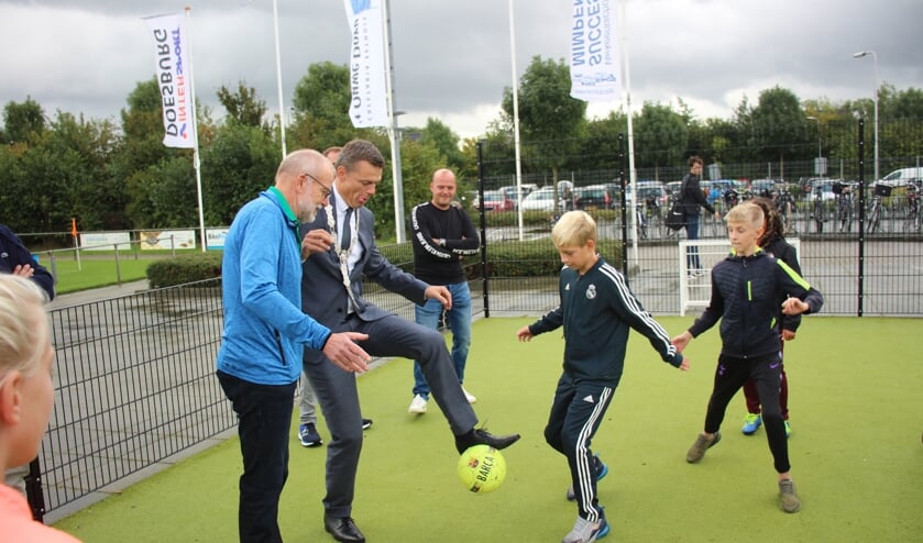 Burgemeester Evert Jan Nieuwenhuis opende met de JO12 van Be Fair de pannakooi. (foto en tekst: Erik van Leeuwen)