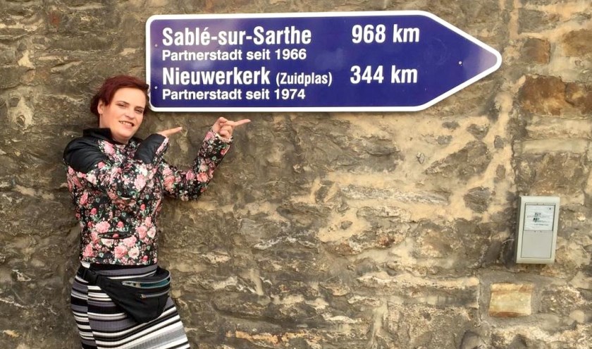 In Bückeburg hangen ook borden met daarop de afstand naar Nieuwerkerk aan den IJssel, weet SP-raadslid Serena Rodenburg uit ervaring.