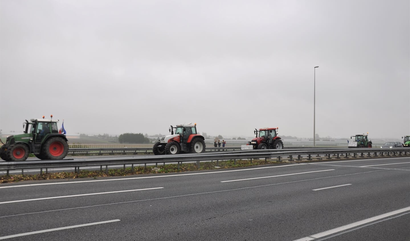 Langs de A12 over het Noordeinde tussen Moerkapelle en Zevenhuizen zag een handjevol mensen even voor 3 uur woensdagmiddag nog tractoren opstomen naar Den Haag.