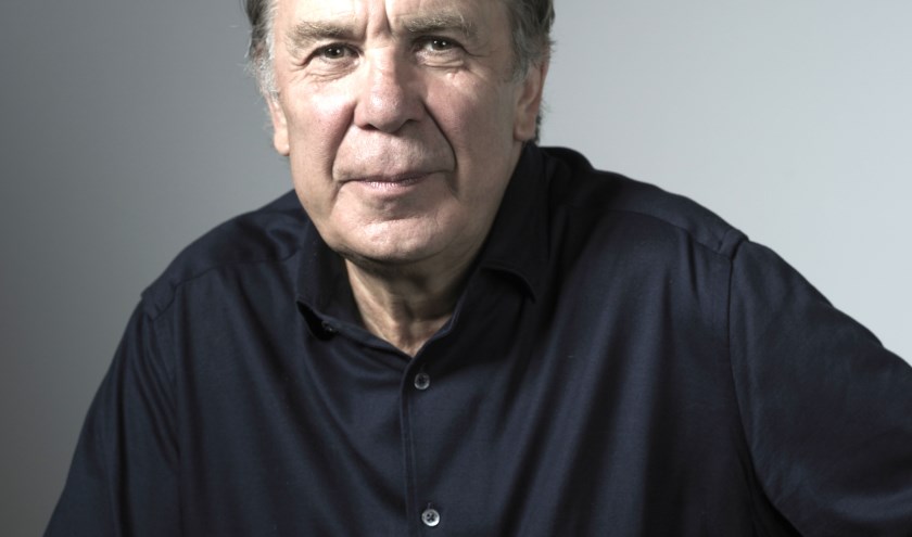 Schrijver, acteur en 'taxipresentator' Maarten Spanjer komt een boekje opendoen in Zevenhuizen. (foto: Titus Brein)