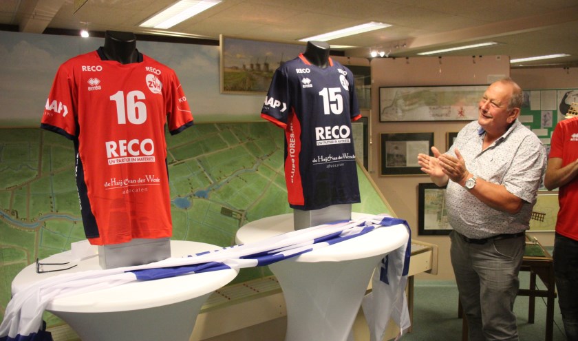 Molenaar Johan Ottevanger 'onthulde' de shirts. (foto en tekst: Erik van Leeuwen)