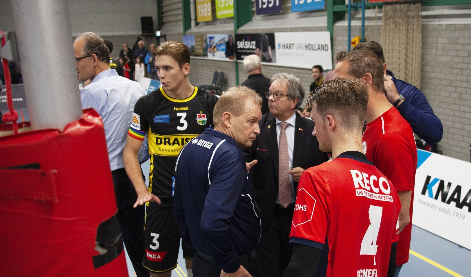 Koortsachtig overleg tussen scheidsrechter Koos Nederhoed, jurylid Huub van Buul en spelers van ZVH en Dynamo (foto: André Dirks).
