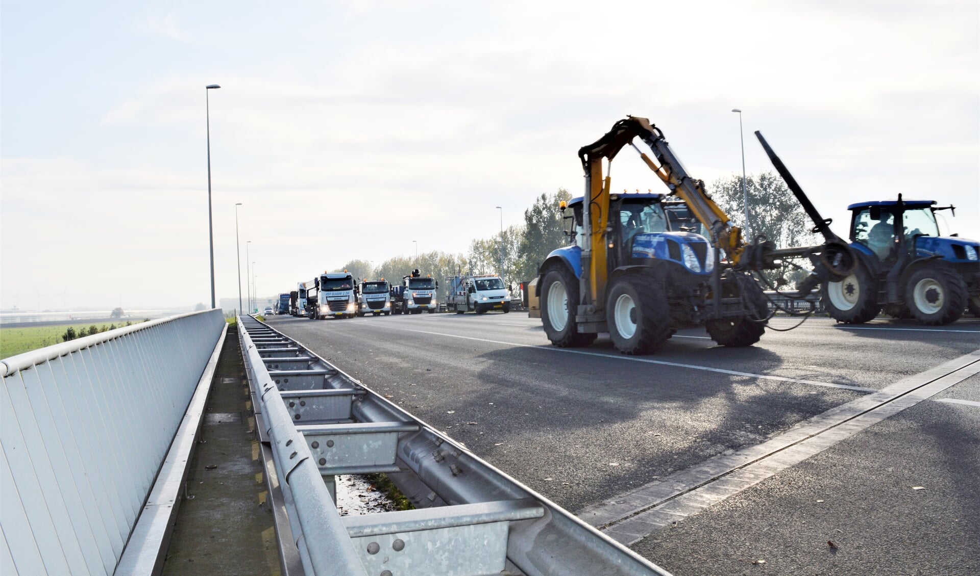 De A12 bij Zevenhuizen-Moerkapelle, woensdag 30 oktober 10.30 uur: 'bouwend Nederland' op weg naar Den Haag. (foto: Judith Rikken)