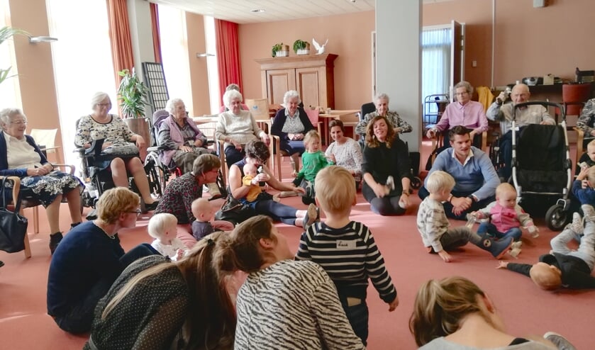 Dit keer waren de bewoners van de afdelingen Verzorgd Wonen en Somatiek uitgenodigd voor het muziekfeestje.