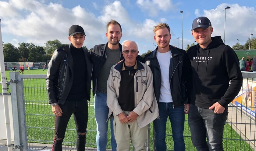 Henk Verhoeve, temidden van oud-pupillen, onder wie Groeneweg 1-speler Mario van Dieren.