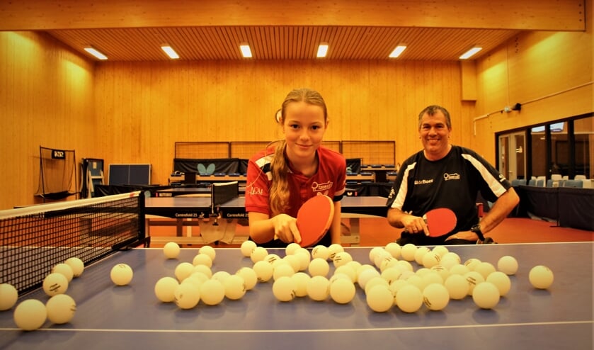 Nyncke en André de Knegt in de hal van tafeltennisvereniging Taverzo in Zoetermeer.