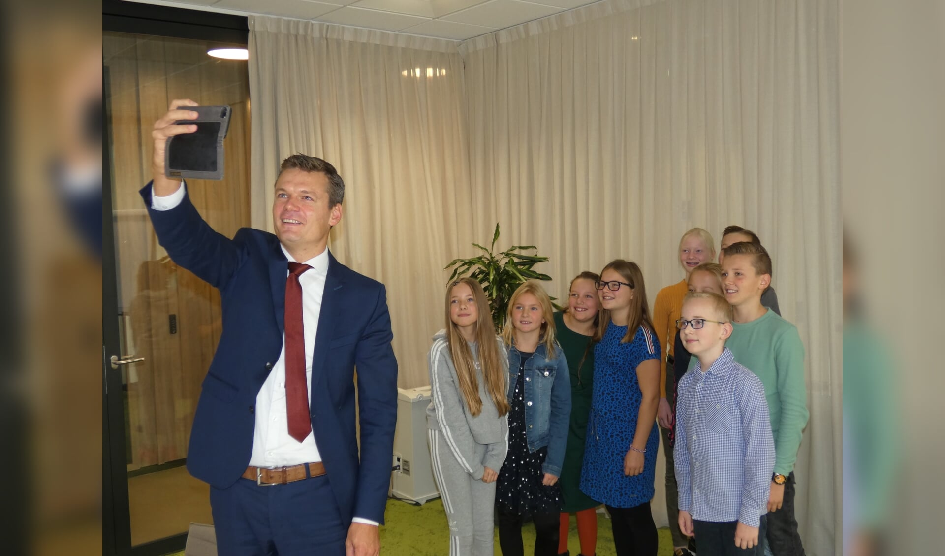 De burgemeester liet de kans niet voorbij gaan om een selfie te maken met de achtstegroepers. 