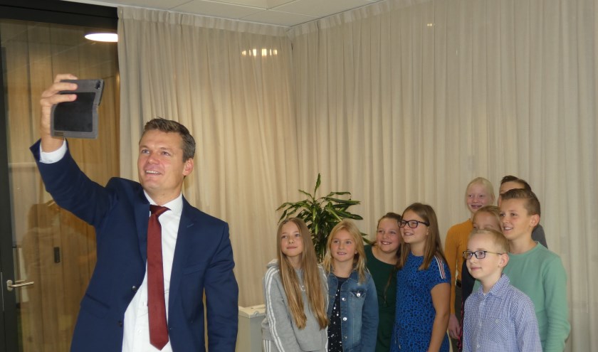 De burgemeester liet de kans niet voorbij gaan om een selfie te maken met de achtstegroepers.