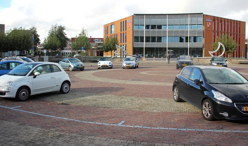 Het Raadhuisplein met het net opgeleverde gemeentehuis in april 2019.