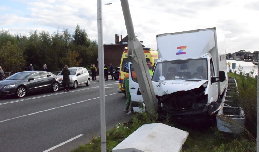 Op de Henegouwerweg kwamen vier voertuigen met elkaar in botsing. (foto: AS Media)