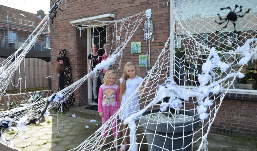 Jeannette en haar kinderen hebben alvast voorpret van Halloween. (foto en tekst: Nicole Lamers)